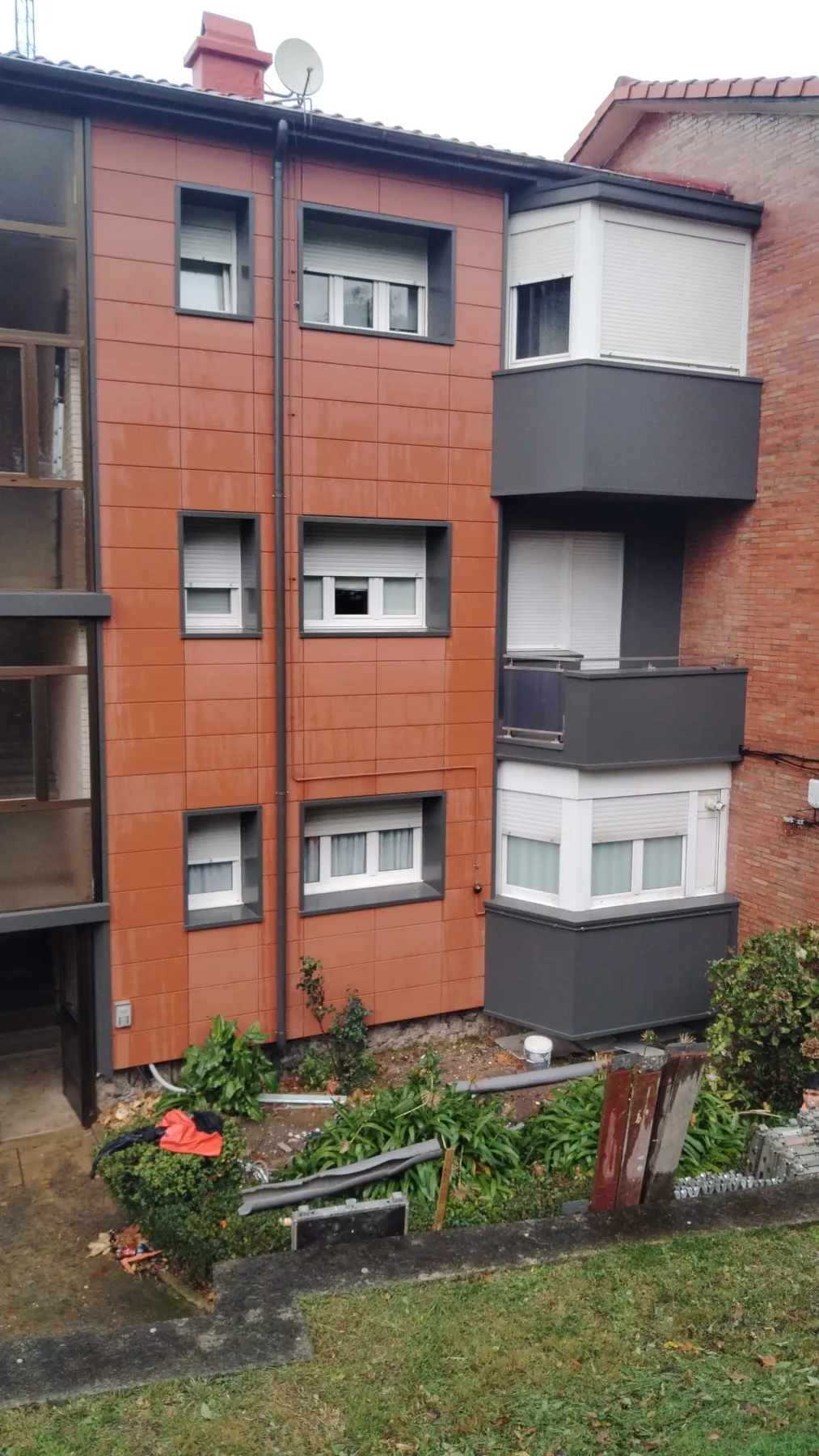 Rehabilitación mediante sistema de fachada ventilada en Santa Bárbara 2, Sanfuentes (Bizkaia)